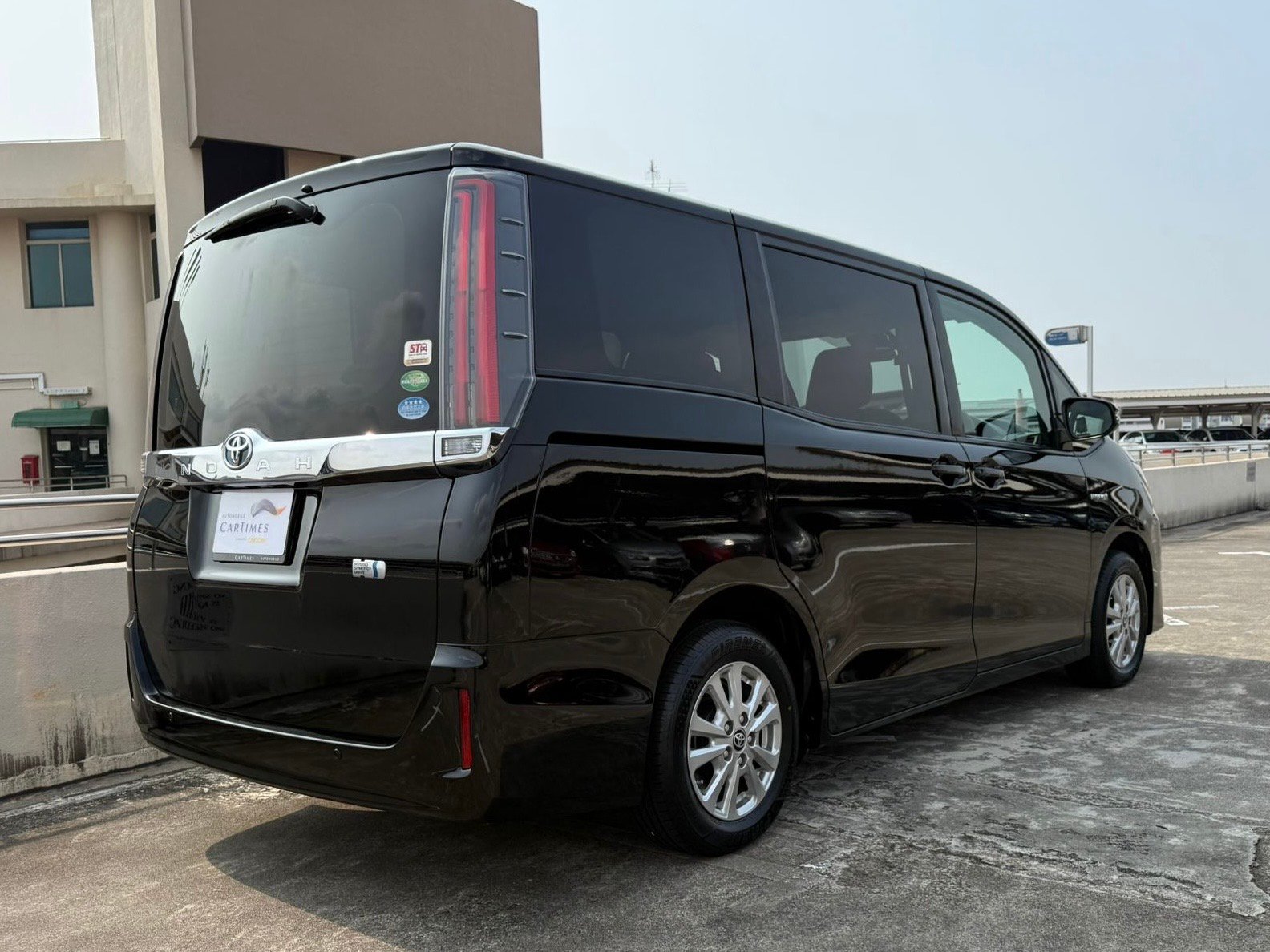 Toyota Noah Hybrid 1.8 X photo 2